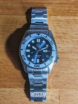 Islander ISL-63, 38mm, Automatic Dive Watch with Bracelet, (beautiful condition)