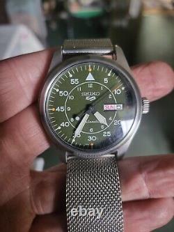 Seiko 5 Automatic Mens Wristwatch. Green Dial